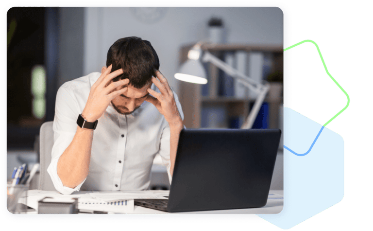 Empresario frustrado frente a una computadora
