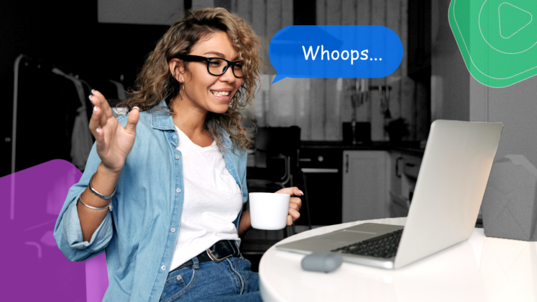 Mujer feliz con una taza sentada frente a una computadora portátil, "ups" está en la burbuja de palabras sobre ella