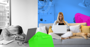 Zwei Frauen im selben Raum, die eine traurig in Schwarz-Weiß, die andere bunt, arbeitet ferngesteuert am Laptop